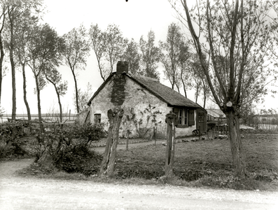 400237 Gezicht op een boerderijtje te Oud-Loosdrecht (gemeente Loosdrecht).N.B. De gemeente Loosdrecht is per 1 januari ...